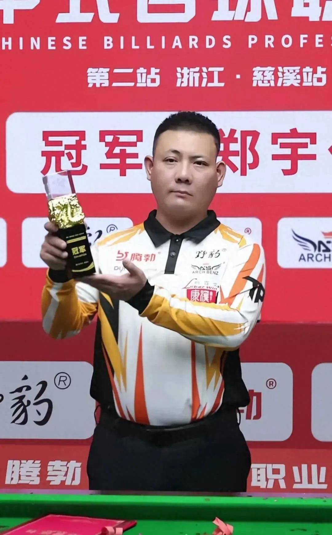 了拍他的肩 了拍他的肩