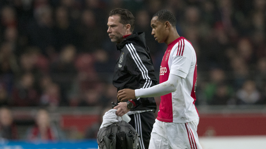 着冠军奖杯 着冠军奖杯